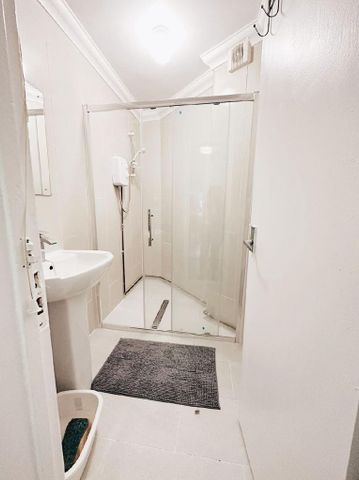 5 bedroom flat share to rent - Photo 4