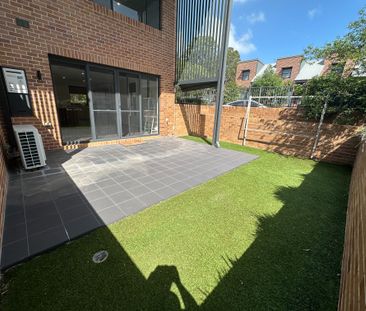 Modern Unit With Quality Finishes Opposite The University Of Newcastle - Photo 1