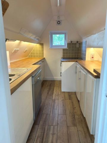 2 bed flat to rent - Photo 2