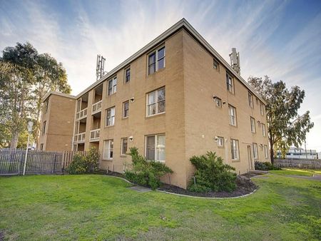 Centrally Located, Ground Floor Apartment - Hospital Precinct - Photo 5