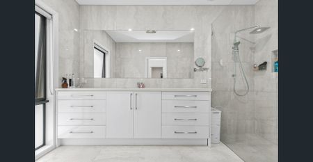 Four Bedroom Family home - Photo 3