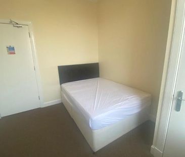 3 bedroom flat to rent - Photo 6