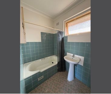 Freshly Painted 2 bedroom top floor unit - Photo 4