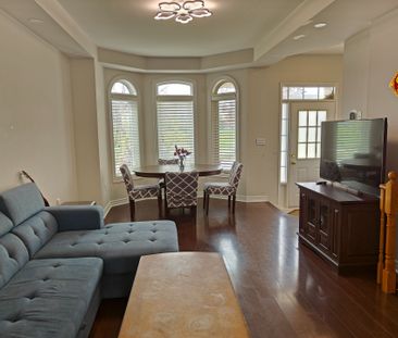 For Lease - 256 Glenashton Drive, Oakville, Ontario - Photo 2
