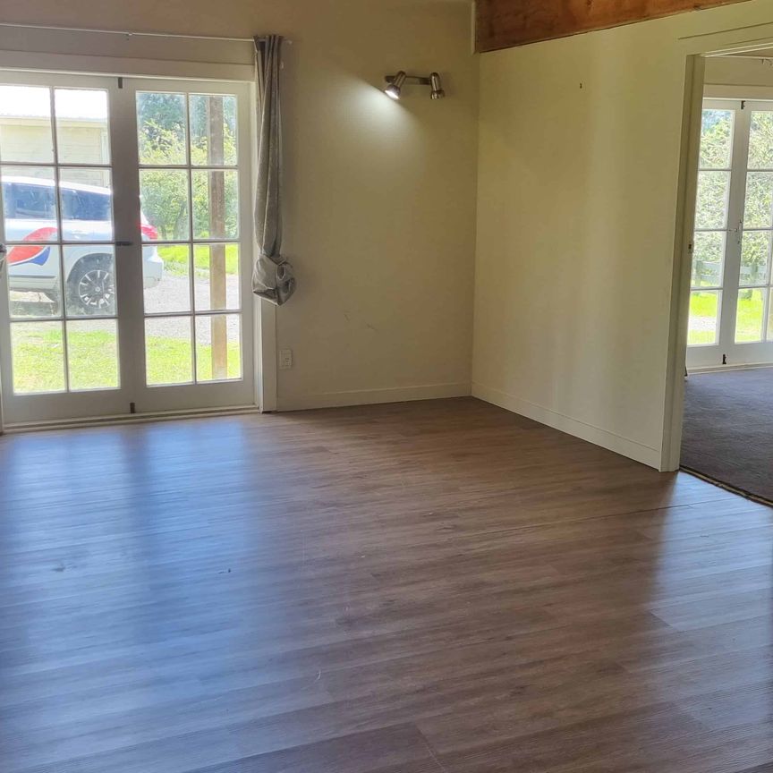 Country vibes near the heart of Helensville - Photo 1