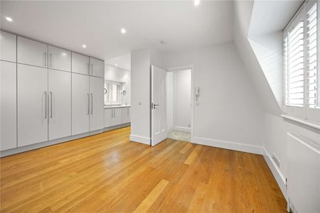 A generously proportioned mews house providing versatile living space. - Photo 4
