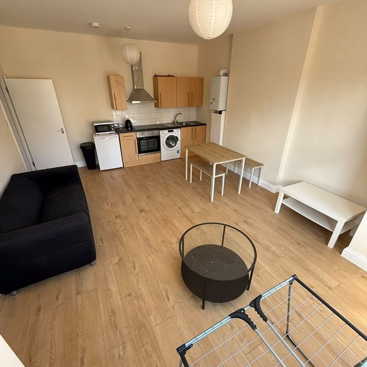 1 Bed Flat, Newburgh Road, W3 - Photo 1