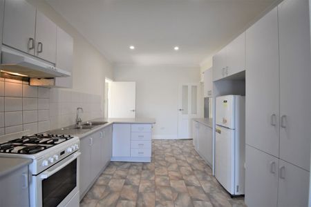 Greatly Located 3 Bedroom House in Huntingdale! - Photo 5