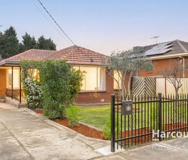 Stylishly Renovated Home in a Prime Lalor Location - Walking Distance to Train Station - Photo 5