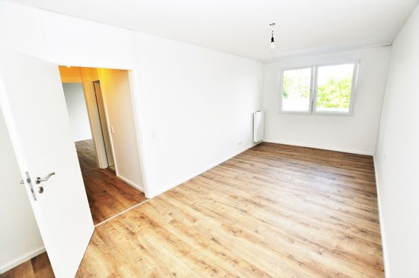 Rodenkirchen-Zentrum: Ruhige, modernisierte Zweizimmerwohnung mit großem Balkon und TG.-Stellplatz ! - Photo 1