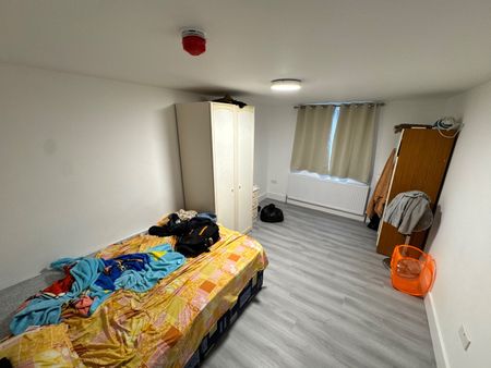 6 Bed End Terrace, Prince Regent Lane, E13 - Photo 3