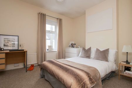 The most spacious three bed you'll find! - Photo 3