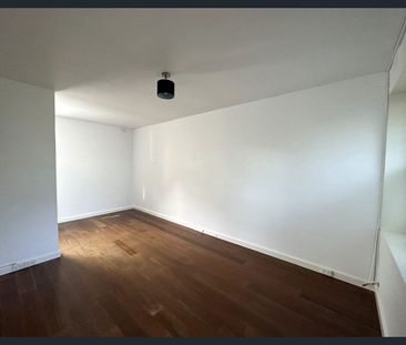 PERFECTLY LOCATED! - Photo 2