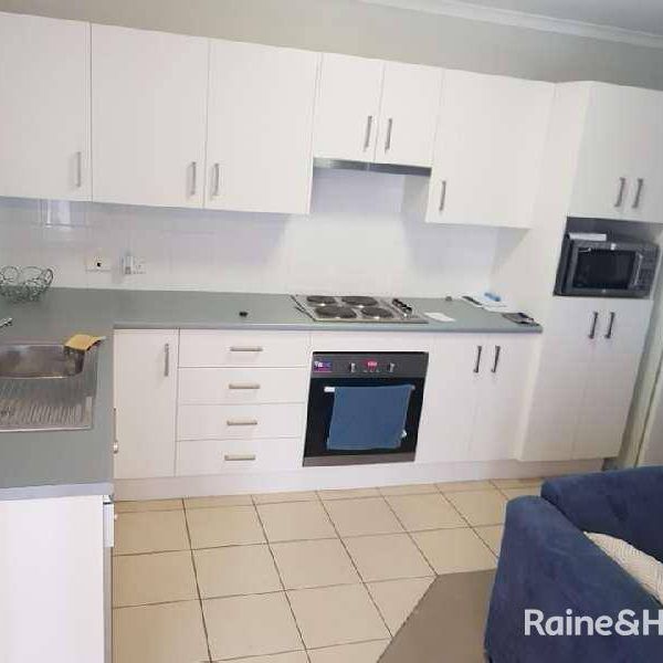 GET IN QUICK! - Photo 1