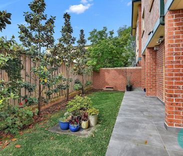 SPACIOUS GROUND-FLOOR RETREAT WITH EXPANSIVE PRIVATE GARDEN - Photo 6