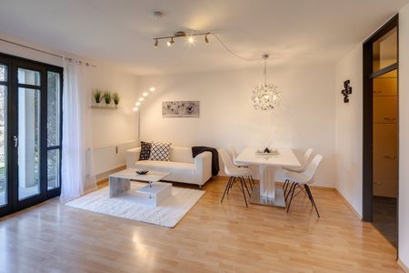 Bright garden apartment with patio for rent - Photo 3