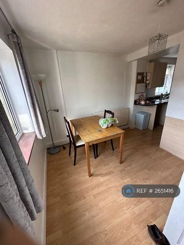 4 bedroom semi-detached house to rent - Photo 2