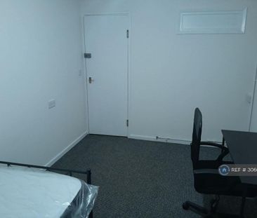 1 bedroom in a flat share to rent - Photo 2