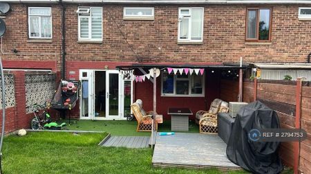 4 bedroom terraced house to rent - Photo 5