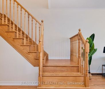 Townhouse For Lease | W8130134 - Photo 2