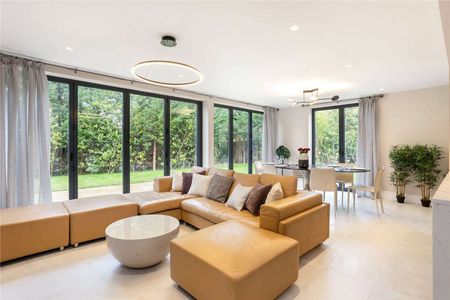 Turn-key luxury home in an exclusive gated development in Wilmslow. - Photo 4
