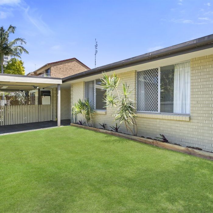 Gold Coast Broadwater Lifestyle at Its Best! - Photo 1