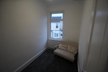 3 bedroom end of terrace house to rent - Photo 2