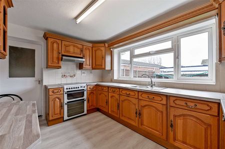 Detached home which is ideally located for the local schools and train/tube station - Photo 5