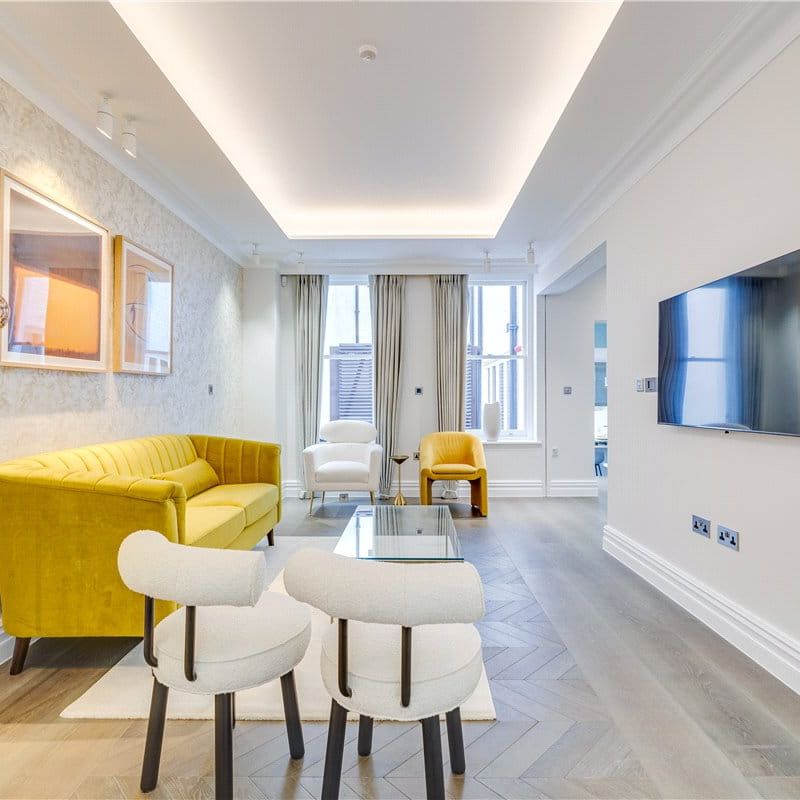 A comprehensively refurbished three storey mews house of just over 2500 sq ft offering flexible accommodation as a 4 to 5 bedroom home with patio and integral garage. EPC rating: D - Photo 1