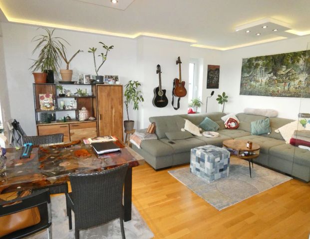 Moderne 2-Zimmer-Wohnung mit großer Sonnenloggia, Aufzug und Rheinblick - Photo 1