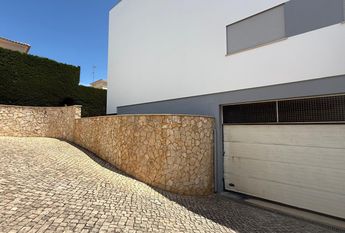Apartamento T2 bem localizado em condomínio com piscina e garagem privada.