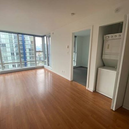 Amazing 1 Bed, 1 Bath, Balcony, Den, In-suite Laundry, Prime Location! - Photo 3