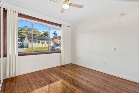 Perfectly located within walking distance to Beach, Schools, Transport with an inground pool & double detached garage! - Photo 4