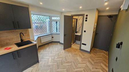 London Road, Epsom, KT17 2 - Photo 4
