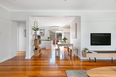 Leafy Serenity with Everything Nearby - Photo 2