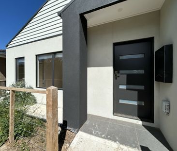 5 Taro Walk, Rockbank VIC, Belconnen - Photo 6