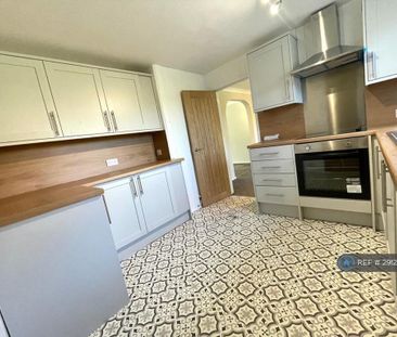 3 bedroom semi-detached house to rent - Photo 6