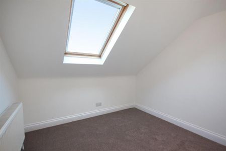 4 bedroom semi-detached bungalow to rent - Photo 3