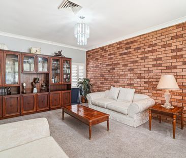 Large Family Home! - Photo 3