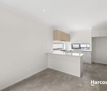 Modern Tri-Level Townhouse in Prime Location - Photo 5