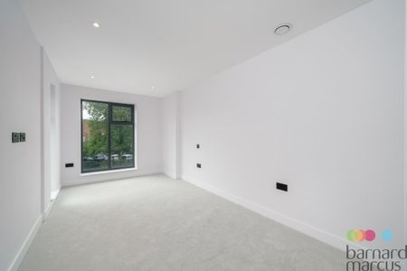 Friern Barnet Lane, LONDON - Photo 2