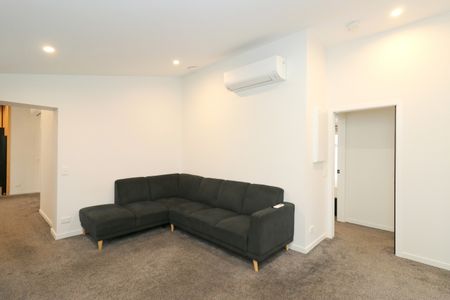 Stunning 5 bedroom unit - Partly furnished! - Photo 2