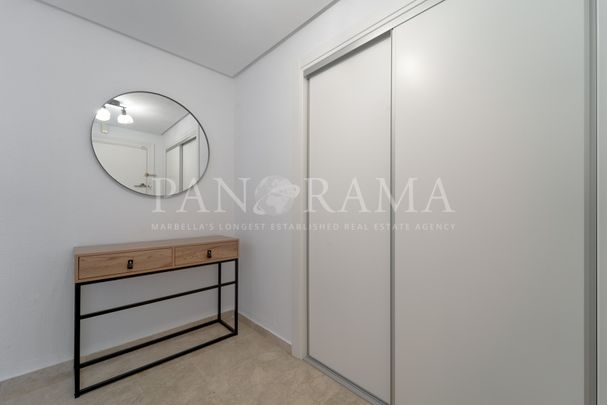 Bright beachfront apartment in the center of Marbella - Photo 1