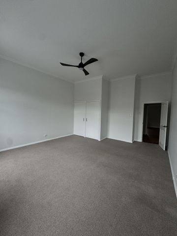 Modern two bedroom located in the heart of town! - Photo 2