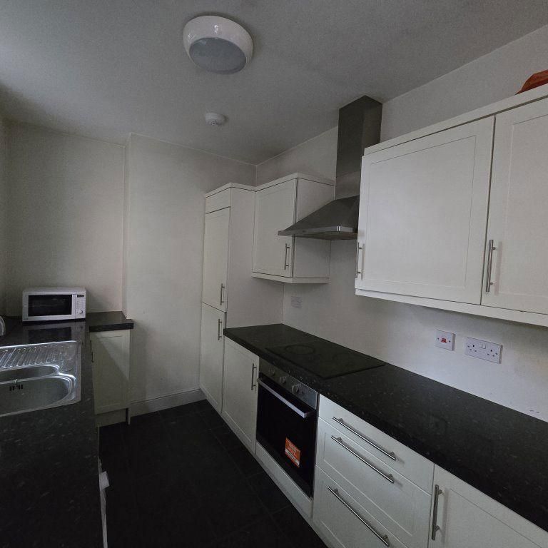 4 bedroom terraced house to rent - Photo 1