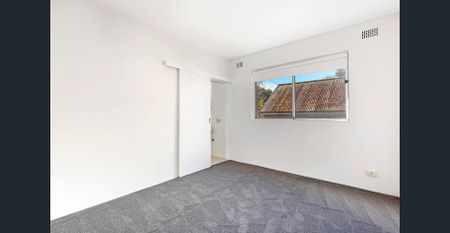 Conveniently located one-bedroom apartment - Photo 2