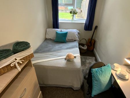 6 bedroom semi-detached house to rent - Photo 5