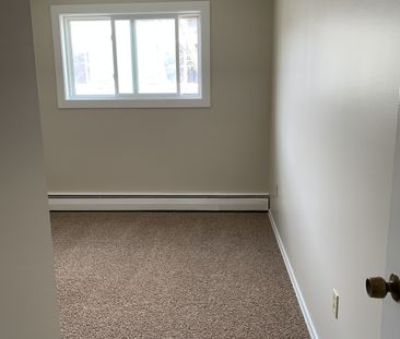 Birch Manor – 310 Clarence Avenue South - Photo 5