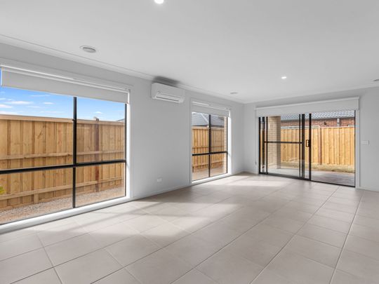 Brand New 4 Bedroom Family Home - Photo 1