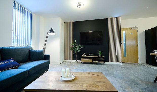 Recently Renovated 7-Bedroom En Suite Apartment Just Minutes from University of Sheffield and Hallam! - Photo 1